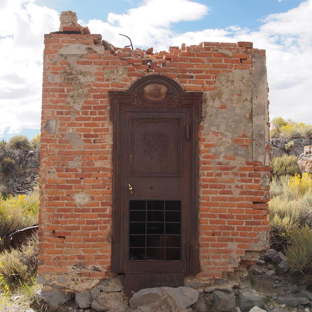 This is all that remains of the at. Like 90% of the town the bank burned down leaving only the strong room.  There is a rather nice safe inside.